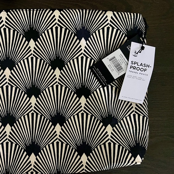 NWT; ALOHA Collection Mid Pouch - Picture 6 of 8